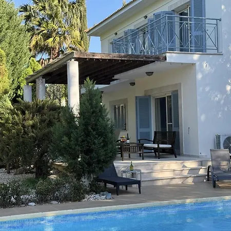 Maria Villa *
